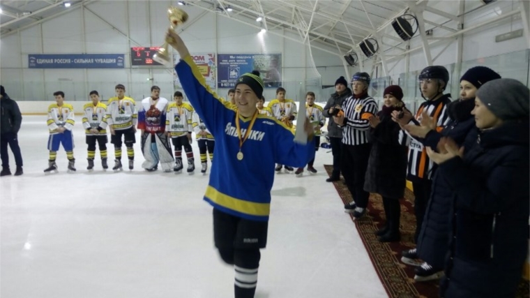 Команда «Яльчики» - победитель республиканских соревнований по хоккею с шайбой на призы клуба «Золотая шайба» в старшей группе среди сельских команд