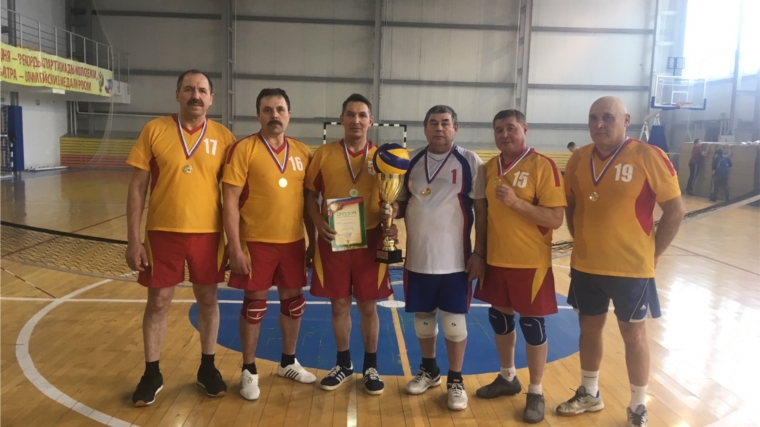 Яльчикские волейболисты вернулись с победой с турнира по волейболу среди ветеранов в поселке Ибреси