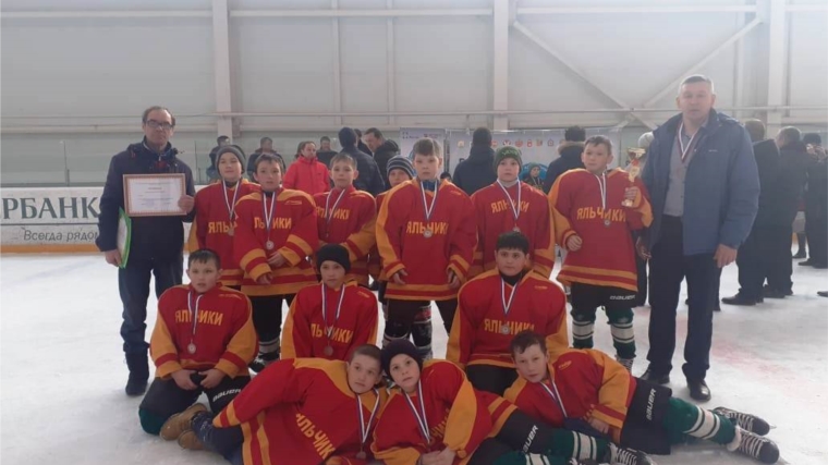 Юные хоккеисты младшей возрастной группы принесли Яльчикскому району третье призовое место в этом сезоне
