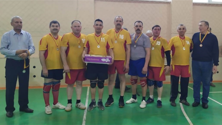 Команда Яльчикского района заняла второе место на турнире по волейболу среди ветеранов в селе Тойси Батыревского района