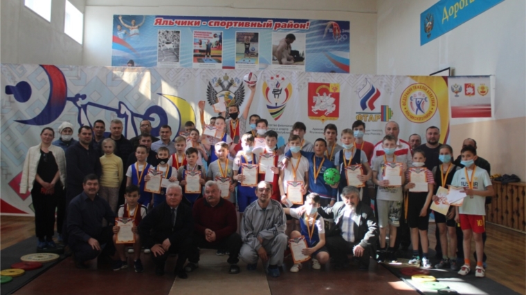 Состоялось первенство Яльчикского района по тяжелой атлетике среди школьников памяти чемпионов Чувашии Александра Кедрова и Алексея Шляпина.