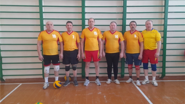 В минувшие выходные команда ветеранов-волейболистов Яльчикского района приняла участие в турнире в селе Ишаки