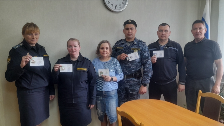 Работники Яльчикского районного отдела судебных приставов получили знаки отличия ВФСК "ГТО"