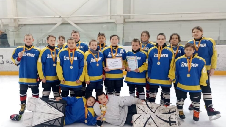 ХК "Яльчики" стала победительницей республиканских соревнований юных хоккеистов «Золотая шайба» сезона 2023/2024 в средней возрастной группе (юноши 2011–2012 годов рождения)!