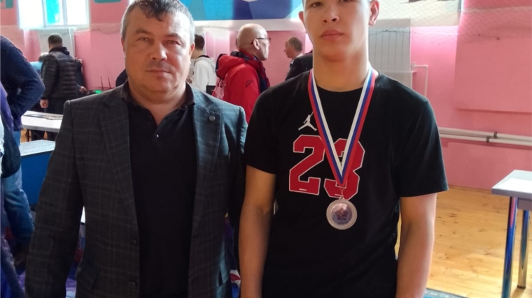 Борец Денис Иванов завоевал серебряную медаль на Всероссийском турнире